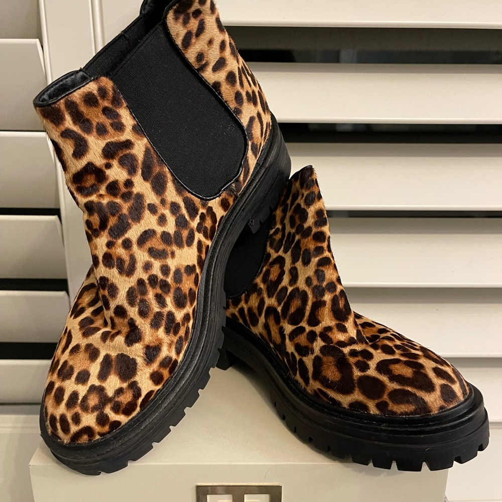 Kenneth Cole size 7 leopard pattern lug sole Bootie